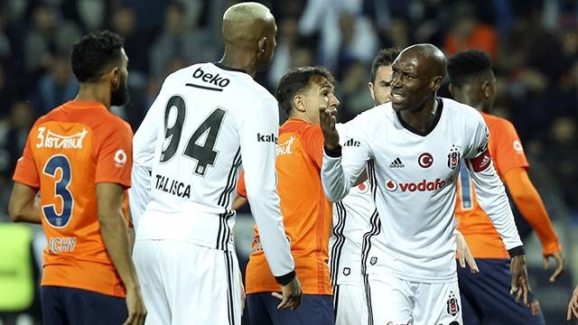 Atiba ve Talisca saha içinde tartıştı