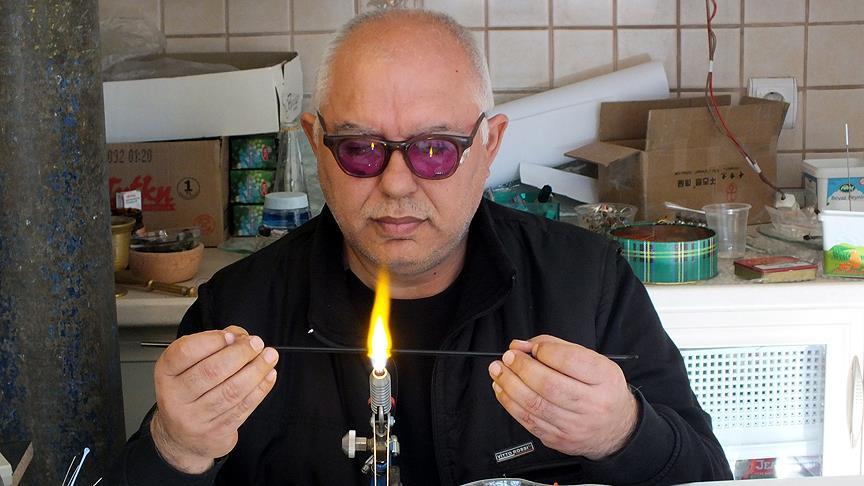 Atık camlardan hediyelik eşya yapıyor