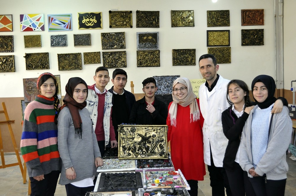 Atık çöpleri sanat eserlerine dönüştürdüler 