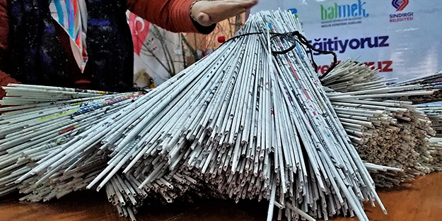 Atık gazetelerden öyle şeyler yapıyorlar ki.... Görenlerin ağzı açık kalıyor