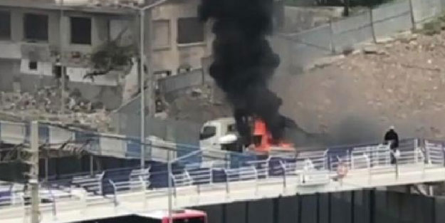 Atık kağıt yüklü kamyon yanarak kullanılamaz hale geldi
