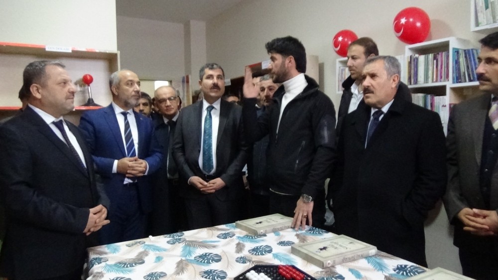 Atık malzemelerden köy okuluna modern kütüphane 