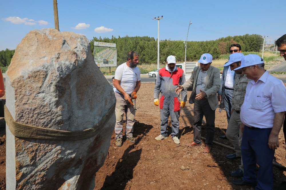 Atık malzemelerden üretilen kültür heykeli, DÜ yoluna yerleştirildi 