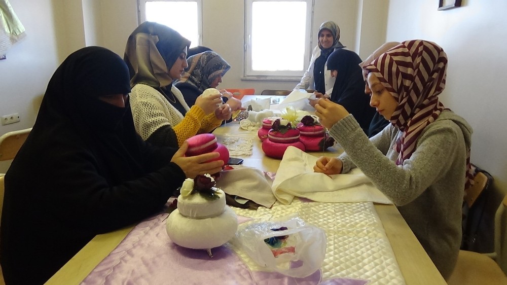 Atık malzemelerle aile bütçelerine katkı sağlıyorlar 