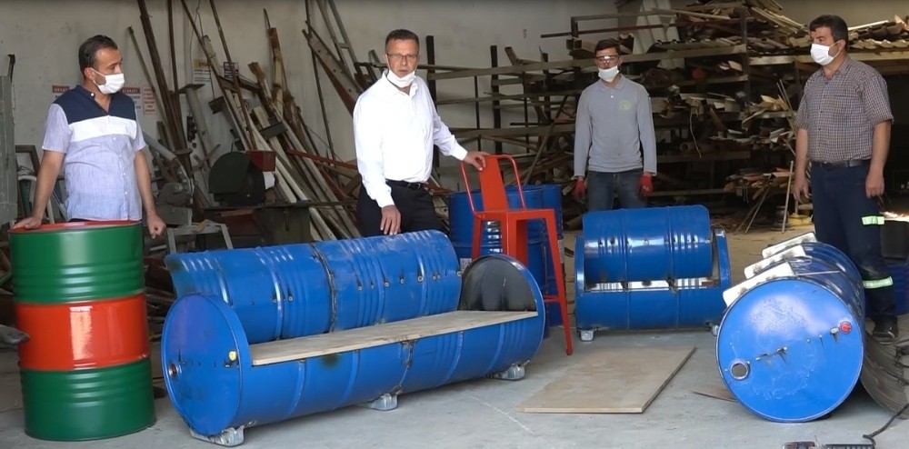 Atık variller parklar için oturma grubuna dönüştürüldü 
