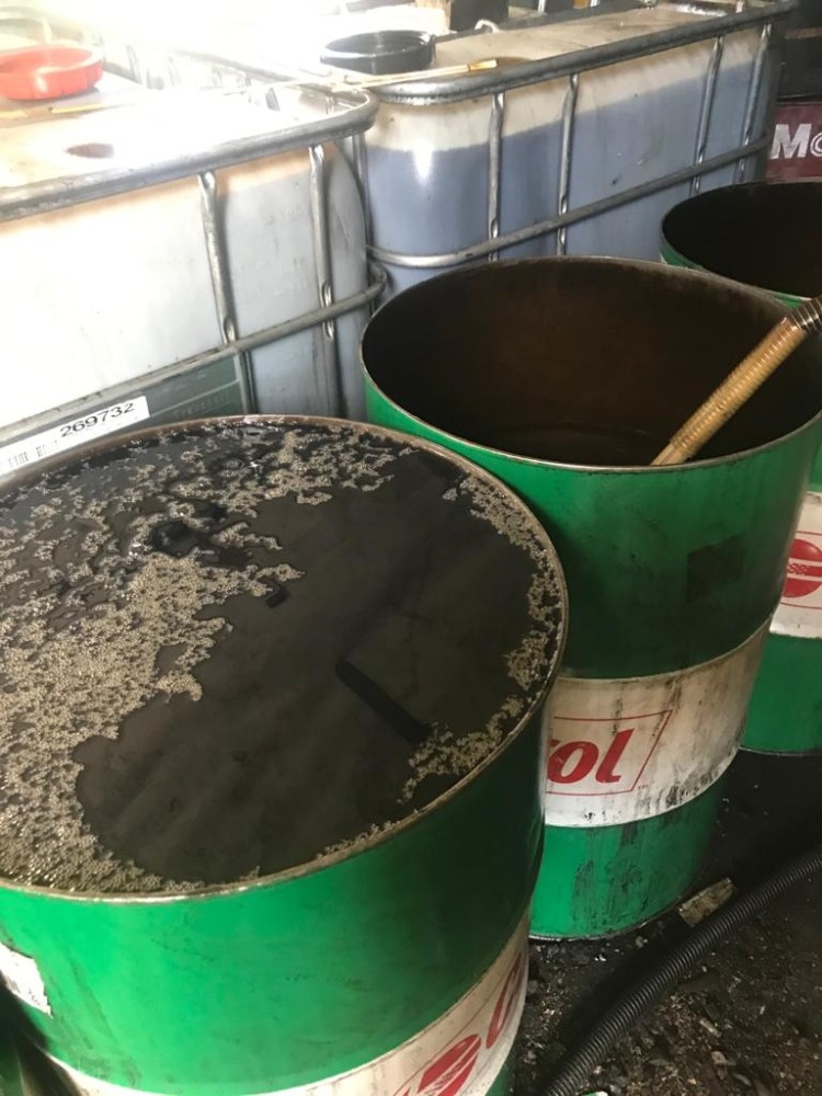 Atık yağları akaryakıt olarak satarken yakalandı 