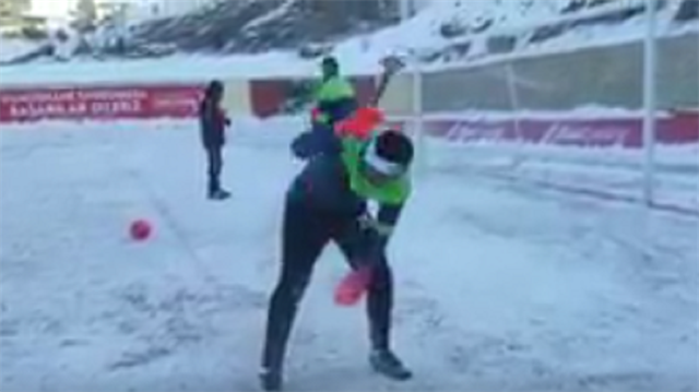 Atiker Konya kalecisi sahadaki buzları kırarak ısındı