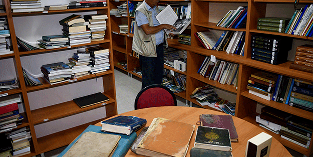 Atıl dükkandan kütüphaneye! Yılların birikimi...