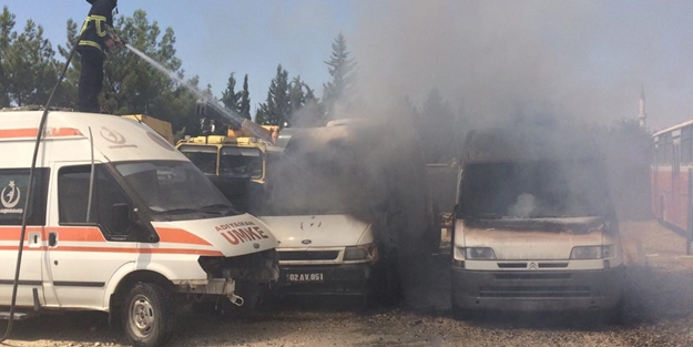 Atıl durumdaki 2 ambulans yandı!