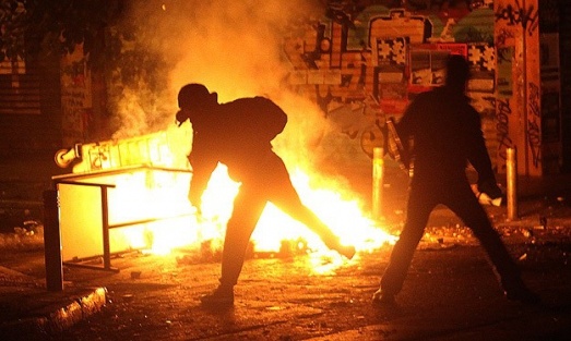 Atina'da sokakları ateşe verdiler