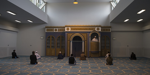 Atina'nın ilk camisinde ilk cuma namazı kılındı