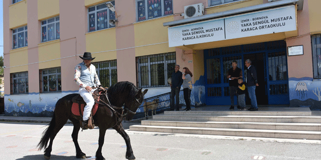 Atıyla, koyboy kıyafetiyle yine sandık başına gitti