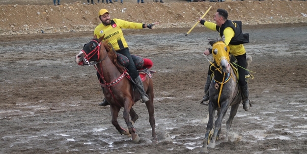 Atlar depremzedeler için dörtnala koştu