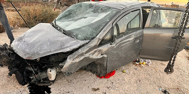 Atlara çarparak devrilen otomobildeki 5 kişi yaralandı