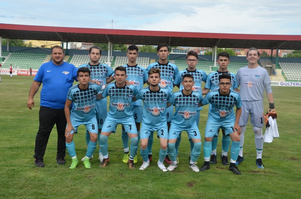 Atletikspor U16 Kadıköy önünde 
