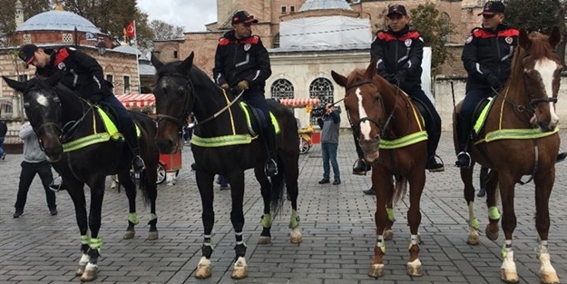 Atlı birlikler Sultanahmet'te görevde