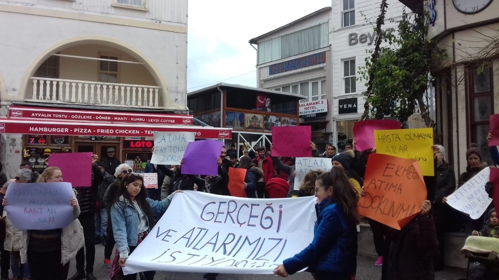 Atlı faytonları geri isteyen ada sakinleri ile faytoncular gösteri düzenledi 