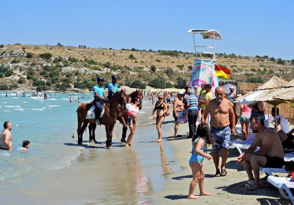 Atlı Jandarma ekibi Çeşme plajlarında göreve başladı 