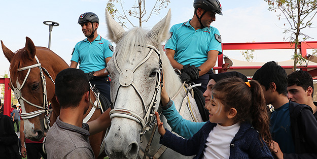 Atlı jandarmalar çocukların ilgi odağı oldu