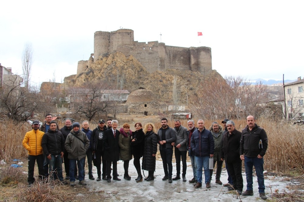 Atlı milis kuvvetleri Türk bayrağı ile davul zurna eşliğinde tur attı 