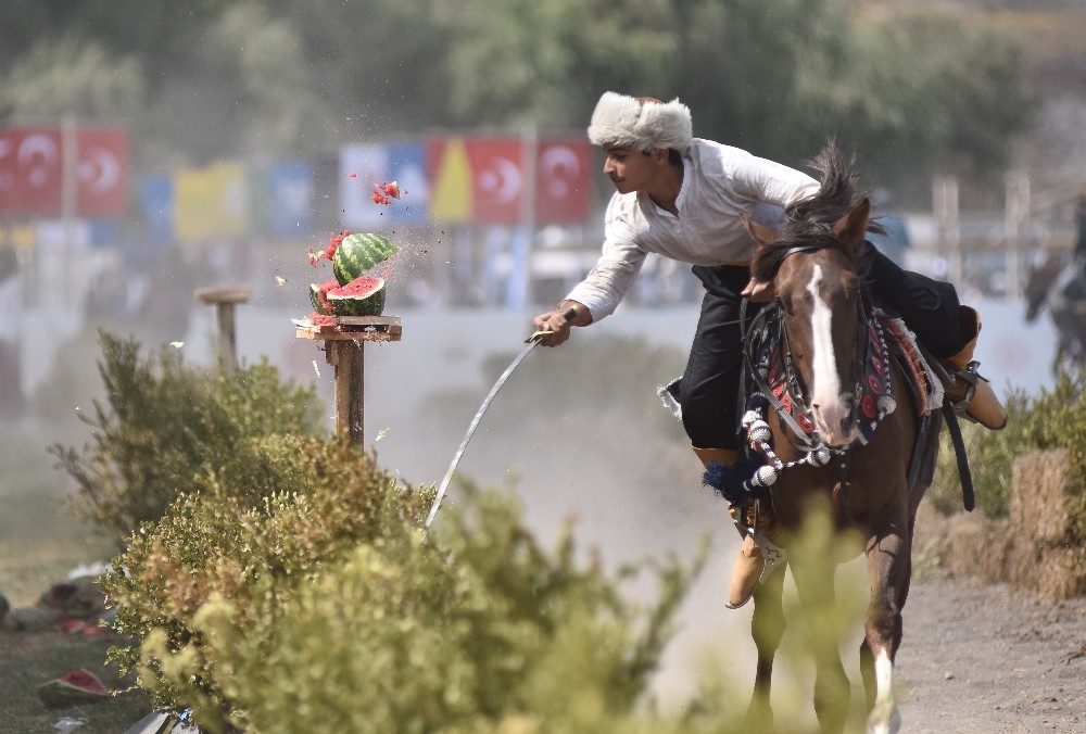 Atlı spor oyunlarından objektiflere takılan eşsiz kareler 