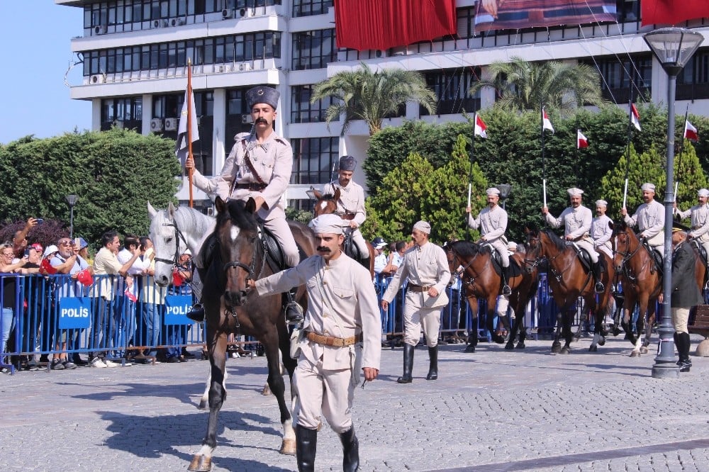 Atlı süvariler Konak Meydanı’nda 