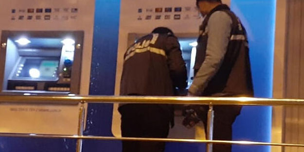 ATM cihazı kartını yutunca sinirini bankanın camlarından çıkarttı