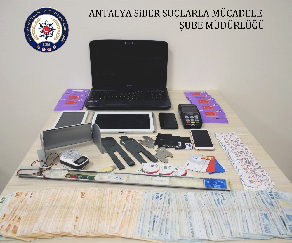ATM dolandırıcıları düzeneği sökmek isterken polise yakalandı 