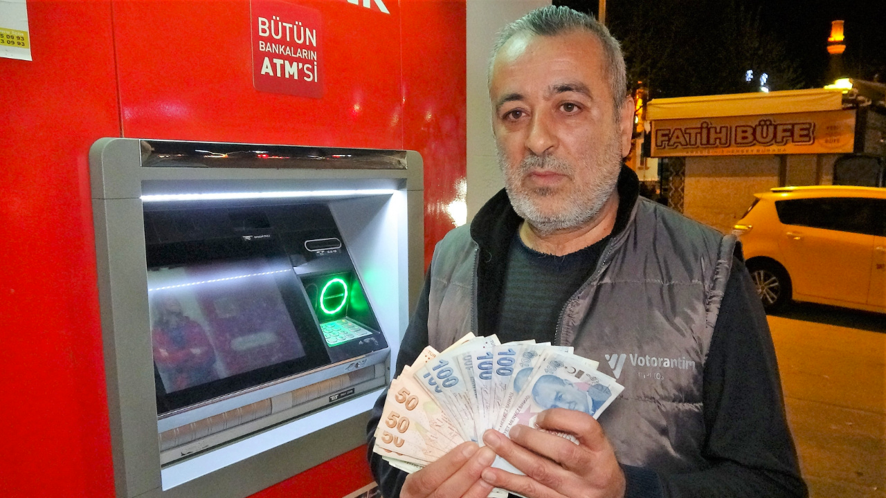 ATM ekranındaki yazıyı görünce şaşkına döndü