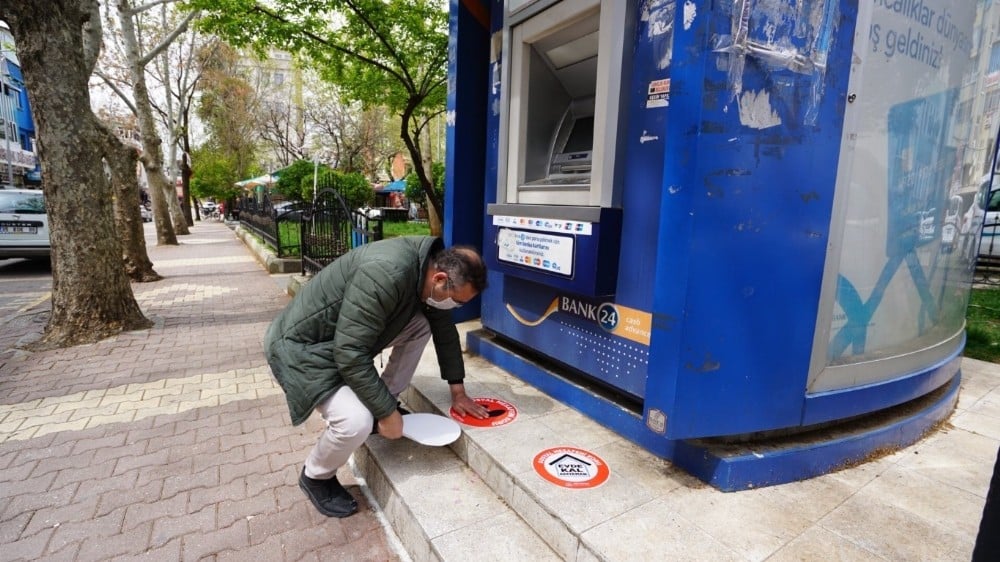 ATM Önlerine sosyal mesafeni koru uyarısı 