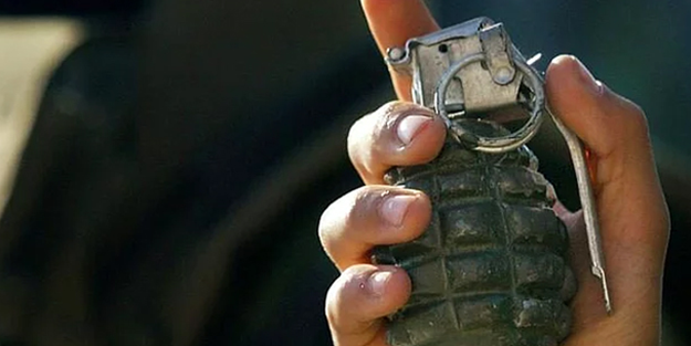 Atmayı unuttukları el bombası kaçtıkları araçta patladı