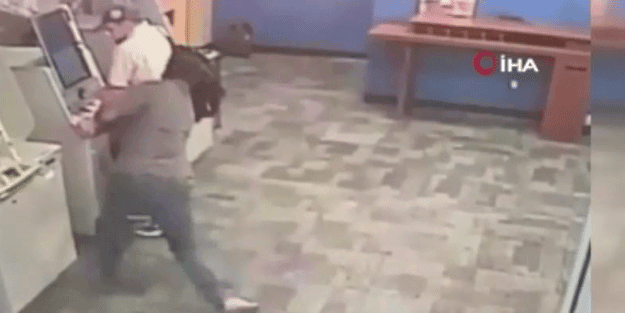 ATM’de işlem yaparken baltalı saldırıya uğradı