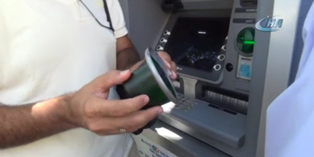 ATM'de kart kopyalama cihazı bulundu!