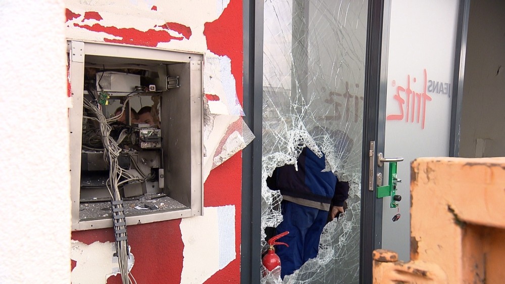 ATM’yi hava uçurup paraları çaldılar 