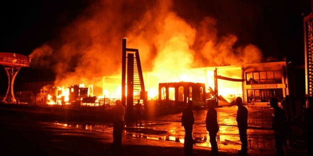 Atölyede Korkunç yangın! İtfaiyeciler hastanelik oldu