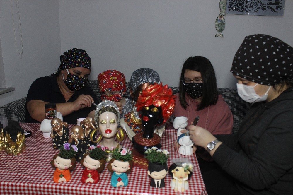Atölyesini eve taşıdı, sokağa çıkamayan çocukları ile boyama yaptı 