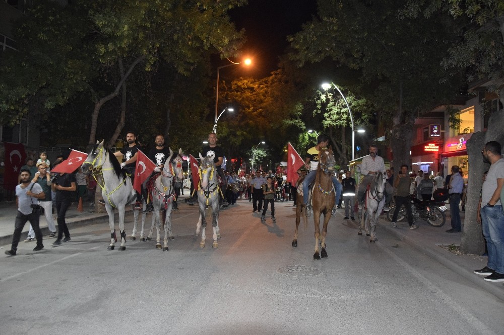 Attan düşen binici diğer atların ayakları altında kalmaktan son anda kurtuldu 