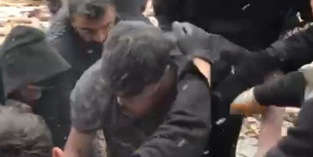Attığı mesajla hayata tutunmuştu! O gencin enkazdan çıkarılma görüntüsü ortaya çıktı