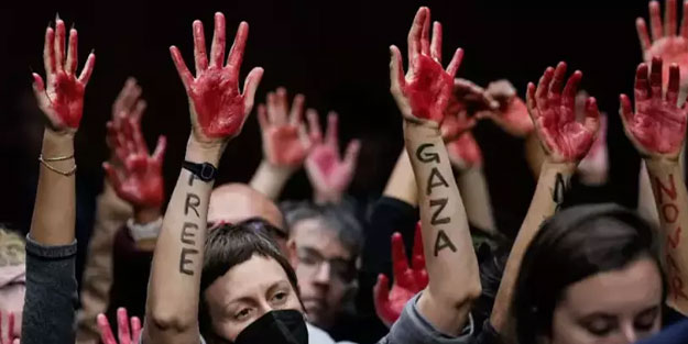 Austin ve Sullivan'ın evinin önünde Gazze protestosu