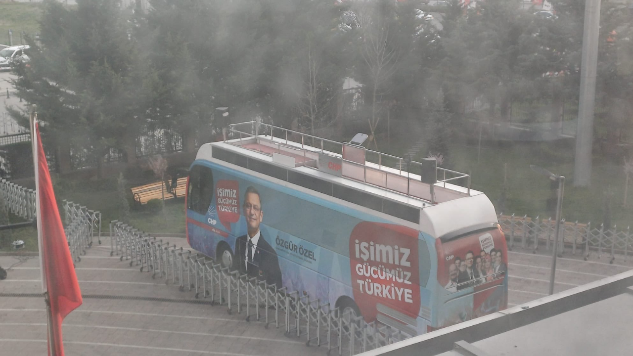 Ava giderken avlandılar: CHP'nin seçim otobüsü kaçırıldı!