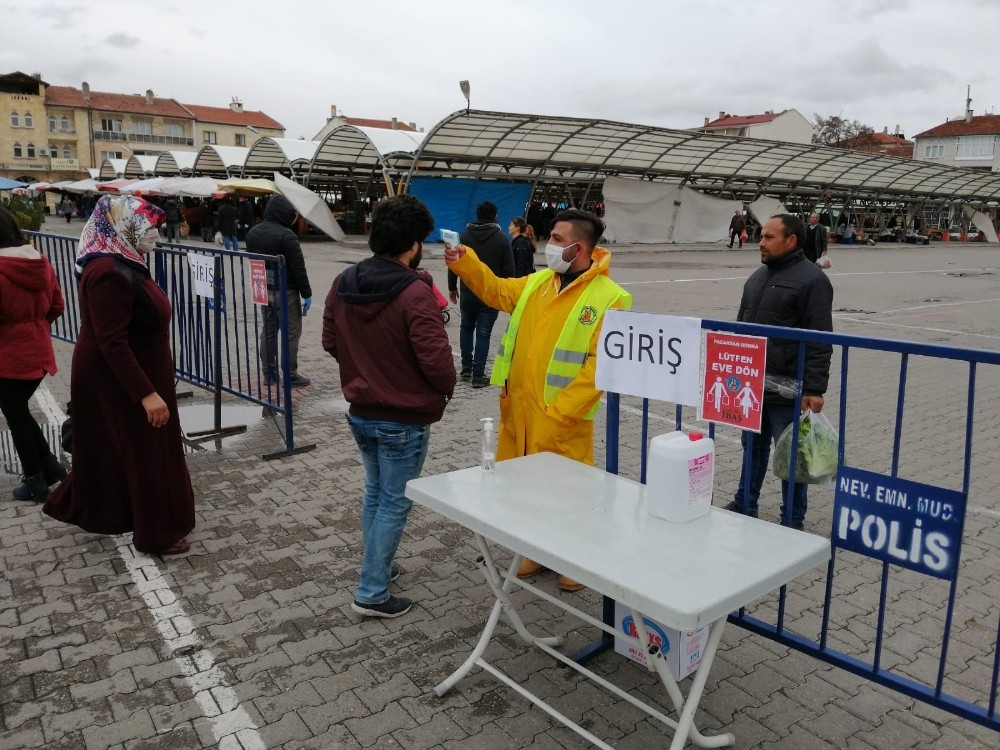Avanos’ta pazaryerine girişlerde ateş ölçümü yapılıyor 