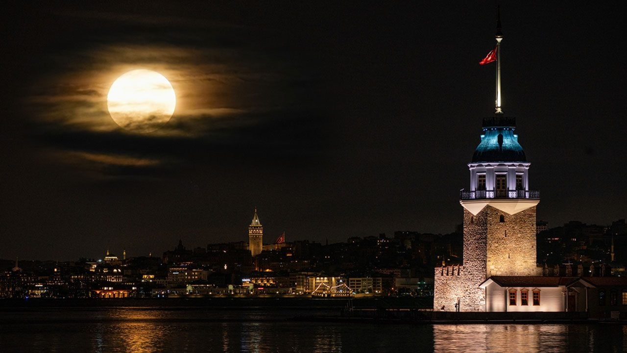 ‘Avcı Dolunayı’ İstanbul’u selamladı