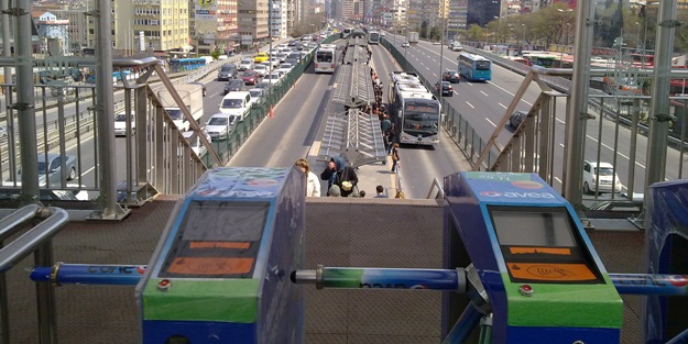 Avcılar metrobüs durağı kapatıldı