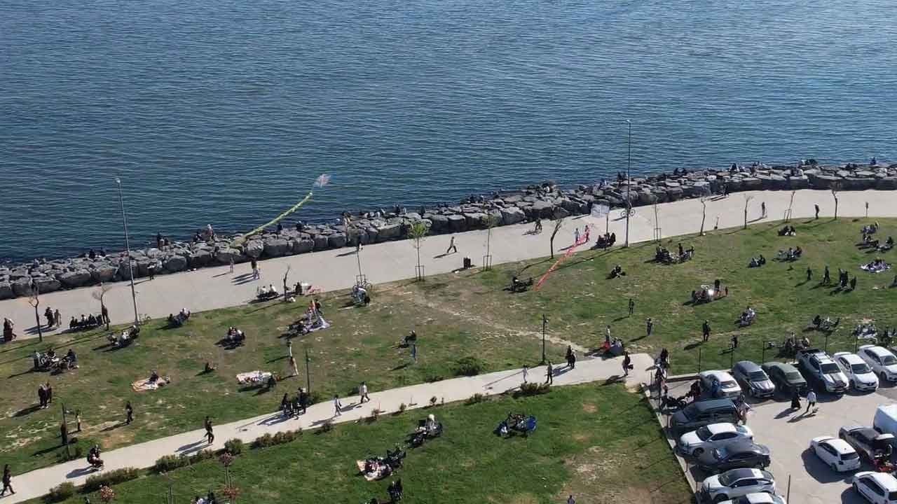 Avcılar sahilinde İBB zulmü! Vatandaş güzel havanın tadını çıkarırken tuvalet kuyruğunda perişan oldu!