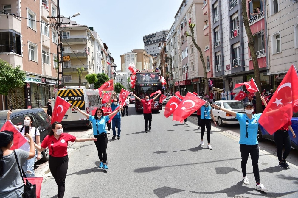 Avcılar’da 19 Mayıs coşkusu balkonlara taşındı 