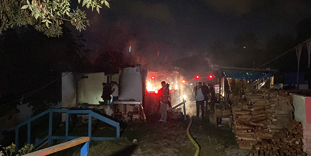 Avcılar’da 2 ev cayır cayır yandı