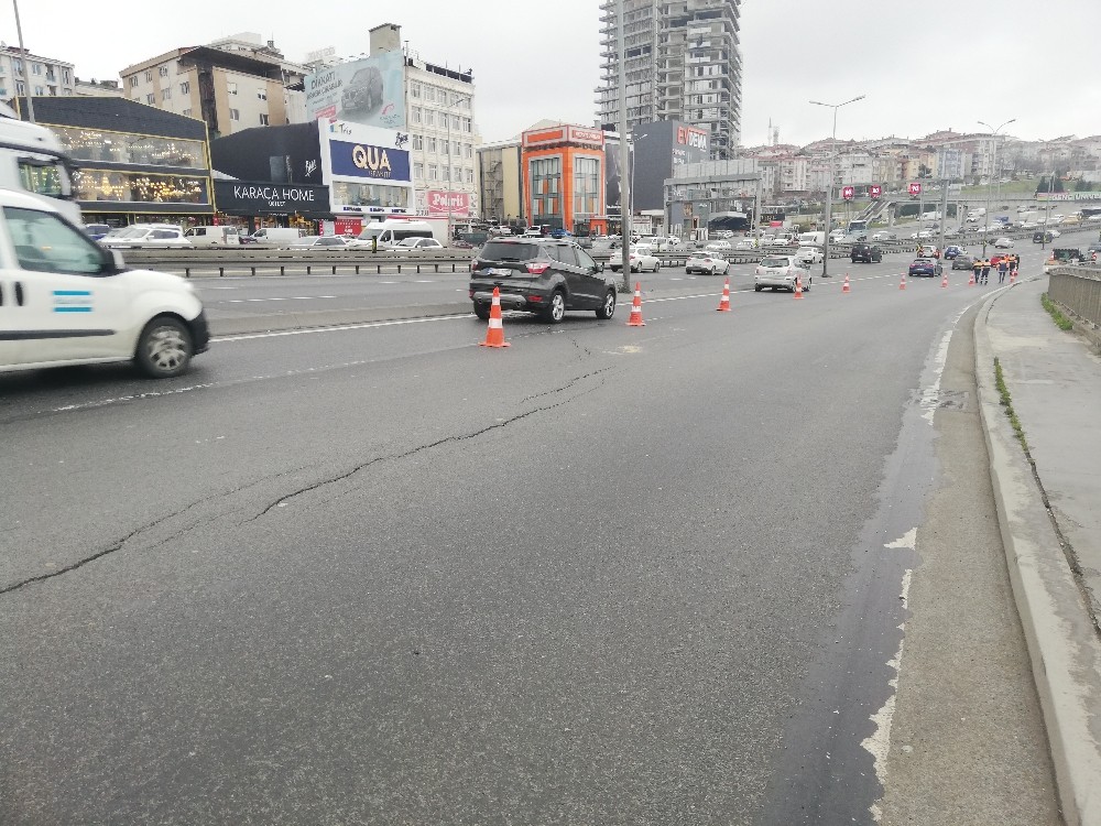 Avcılar’da çatlakların oluştuğu yolun tek şeridi trafiğe kapatıldı 