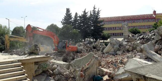 Avcılar'da çöken camide malzemeden çalmışlar