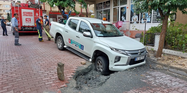 Avcılar'da çöken yolda İBB aracı mahsur kaldı!