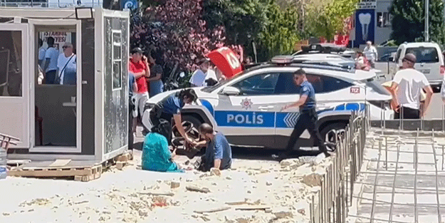Avcılar'da dehşet anları! Otomobil yayaların arasına daldı